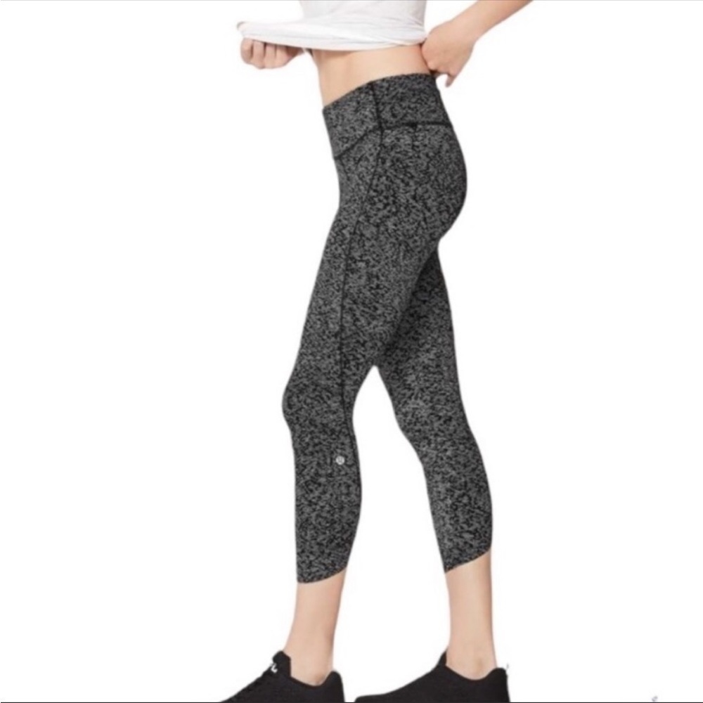 Lululemon Quick Pace Tight Leggings Black Soundwave White Dots crop Rare size 6